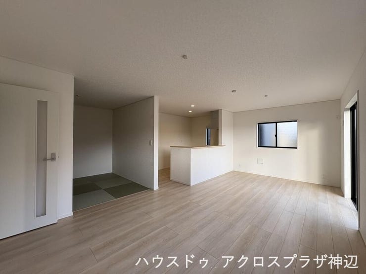 【LDK18帖】縦長LDKはキッチンからリビングのお子様を見渡せ、リビング学習にも最適。庭に向けた掃き出し窓があり、開放感たっぷりです。(2号棟)