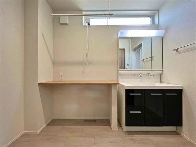 キッチン後ろの洗面所には収納可能な物干し金具と作業台が設置されています。雨の日や急な夜の洗濯時も安心ですね。
(2026年1月20日 撮影)