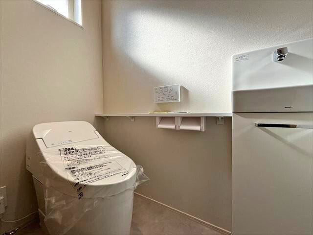 1階トイレは玄関ホールにあります。お掃除楽なタンクレス。人感センサーで蓋が開きます。急ぎの時に嬉しいですね
(2026年1月20日 撮影)