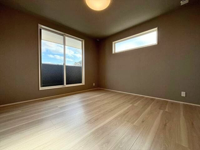 2階8帖洋室はバルコニー付き。落ち着いた色味のクロスと暖色の照明のこのお部屋は主寝室にオススメです。
(2026年1月20日 撮影)