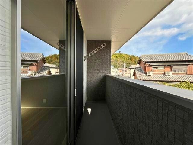 バルコニーは急な雨でも洗濯物が濡れにくいには屋根のあるタイプです。
(2026年1月20日 撮影)