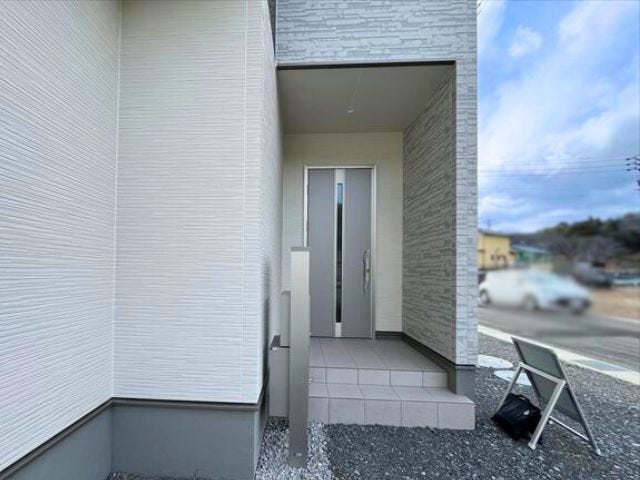 玄関ポーチ:道路に対して横向きになっているので扉を開けていても中が見えず安心です。
(2026年1月20日 撮影)