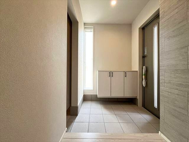 玄関の明かり取りの窓は開閉可能。通気できるのは便利です。玄関にはシューズボックス、シューズインクロークがあり収納力◎
(2026年1月20日 撮影)