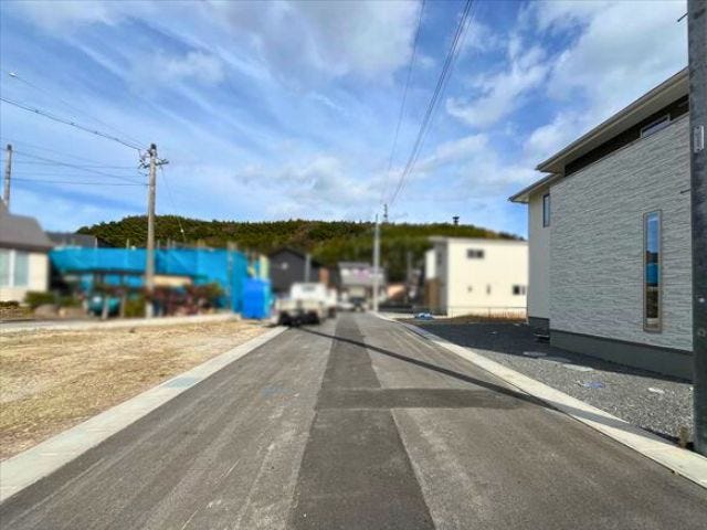 幅員約6mの前面道路です。道路幅にゆとりがあるので、車種を選びません。大きめの車を乗りたい方にもオススメです。
(2026年1月20日 撮影)