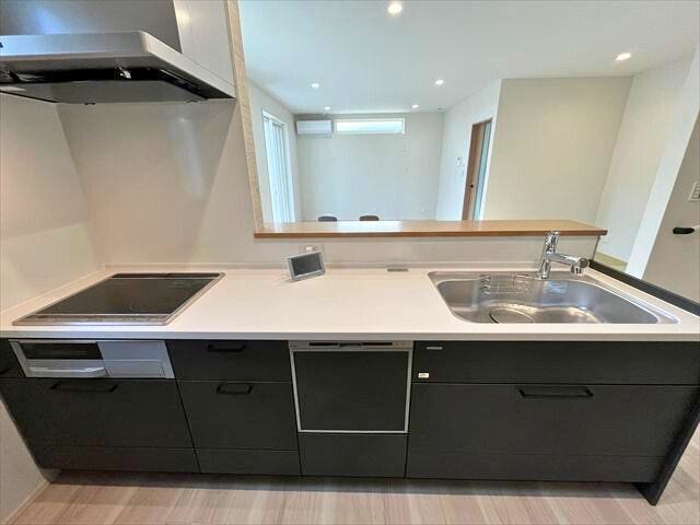 ブラックのキッチンは白基調のLDKをスマートに引き締めてくれます。お料理しながら家族を見守れる対面式。キッチン後ろに洗面所があり家事動線も◎
(2026年1月20日 撮影)