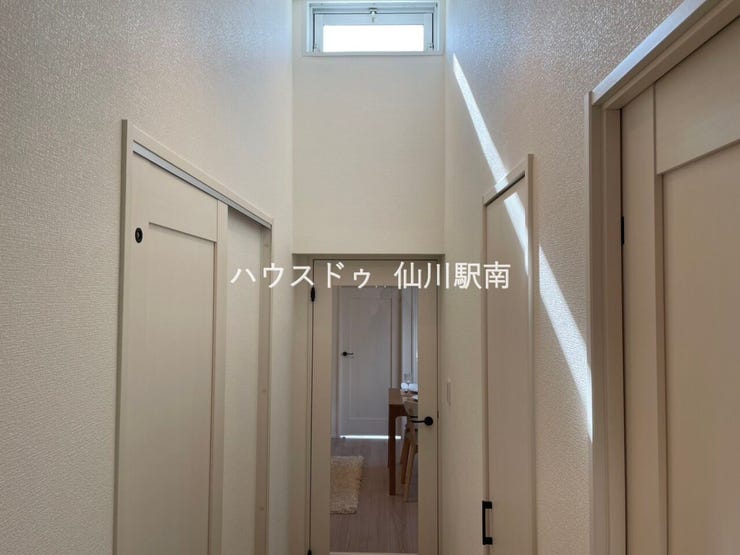 日差しの差し込む廊下