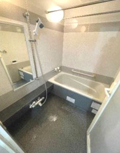 家族でワイワイ入るもよし。半身浴対応の浴槽で、1人でゆっくり疲れを癒やすのもよし。