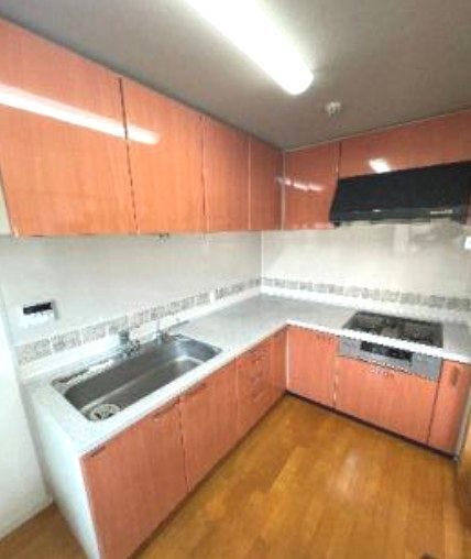 キッチンワークしながら大切な家族との会話を楽しむ。家族のコミュニケーションが生まれる広々としたキッチンです。