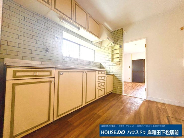 扉がかわいい、まるでカフェのようなキッチンです。