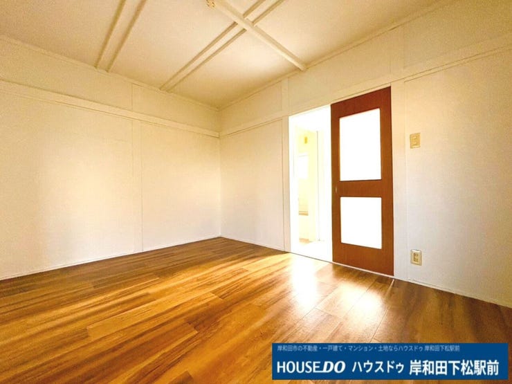 ご家族に憩いの空間をもたらしてくれる、広々としたオシャレなリビングです。