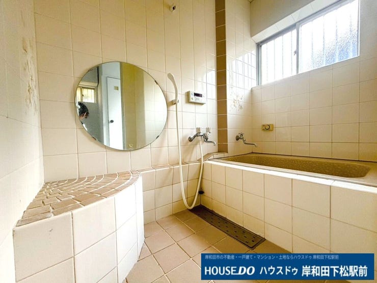 ゆったりとした浴槽で1日の疲れを癒していただけます。天候や時間帯に関わらず洗濯物を干す事ができる浴室乾燥機付き。脱衣所を締めきる事で、入浴中も家族が気兼ねなく洗面所を利用できるよう配慮がされています。