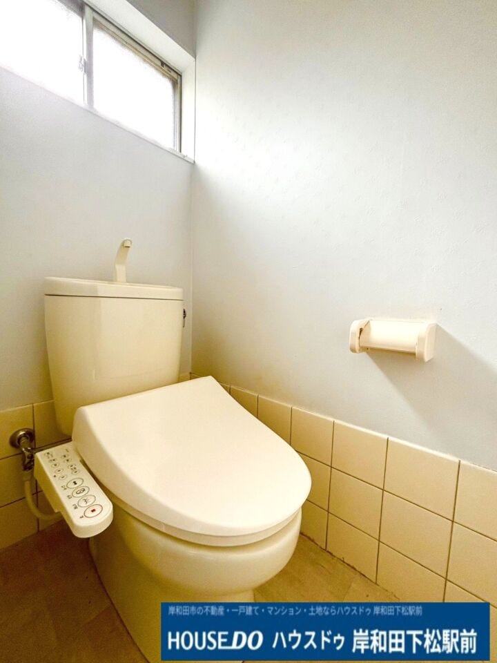 白を基調とした清潔感のあるトイレ。