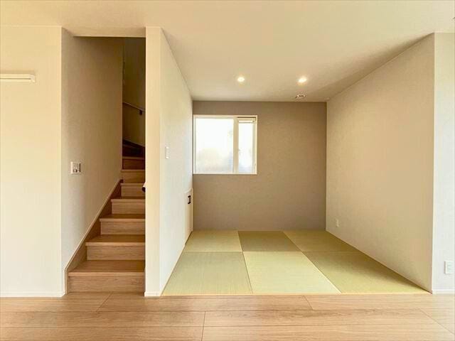 リビングには家族とのコミュニケーションが増えるリビングイン階段に子供たちの遊び場にも良さそうな畳スペースがありますよ
(2026年2月17日 撮影)