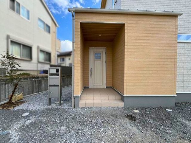 白の外壁の中で玄関部分だけベージュ系でおうちのアクセントになっています。玄関横にはあると便利な宅配ボックス。
(2026年2月17日 撮影)
