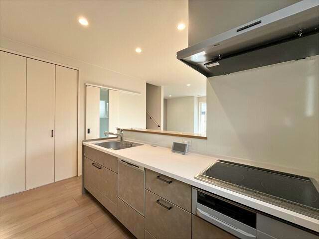 三口のIHクッキングヒーター、食洗器、浄水器付き水栓と家事を助けてくれるキッチンです。左手には大き目の収納スペース。パントリーにオススメですよ
(2026年2月17日 撮影)