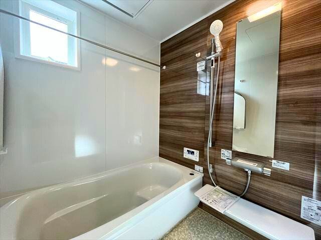 落ち着いた色味の浴室はお子様からご年配者まで安心して入浴できるベンチ浴槽。節水にもなります。半身浴も楽しめますね
(2026年2月17日 撮影)