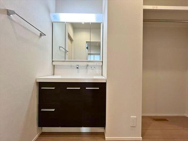 玄関ホールに設置された洗面台とクローゼット。この場所にあればお出かけ前の準備や帰ってからの手洗い習慣、外套のほこりの持ち込みも最小限に出来そうですね
(2026年2月17日 撮影)