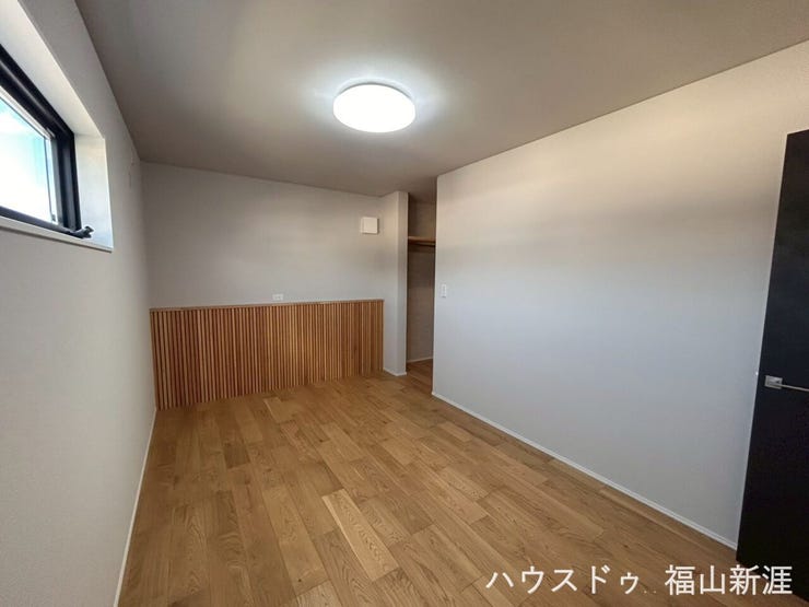 7.5帖の主寝室になります♪
ワイドな家具もスッキリ入ります!