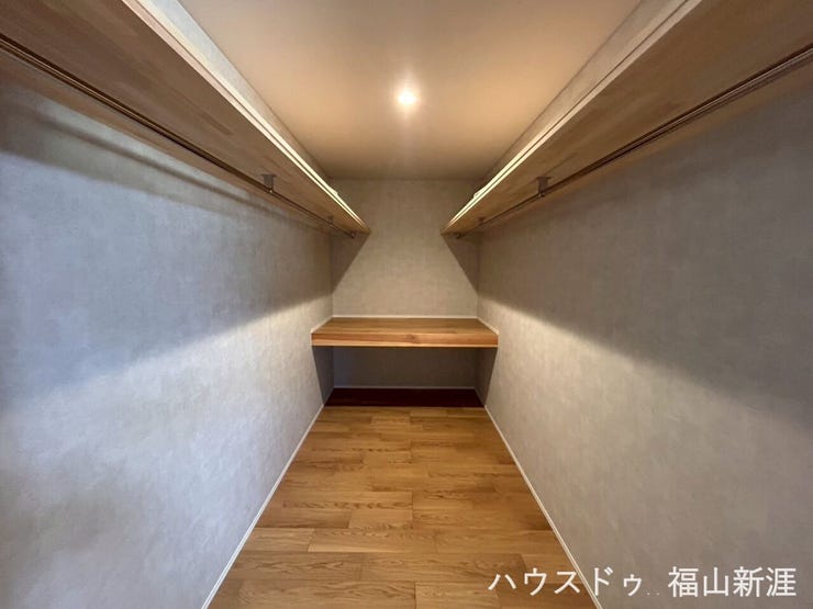 幅の広いウォークインクローゼット完備で大容量収納が可能です◎
季節物など、かさばる荷物も収納が可能です◎