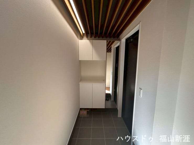 幅のある玄関になります♪
便利な鏡付きのシューズボックス!お出かけ前に全身チェックもできます◎