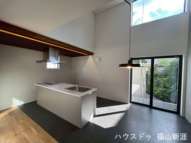 吹抜けで開放感たっぷり!
陽の光もしっかり入りとても明るいです◎