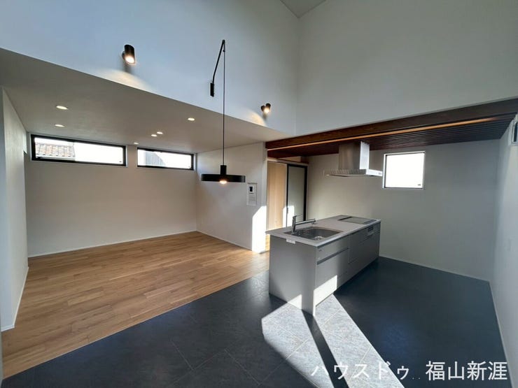 開放感のあるリビングになります♪
広さは17.9帖と、広々と使うことができます◎
プライベートも守りつつ、陽の光もしっかり入るお家になってます!