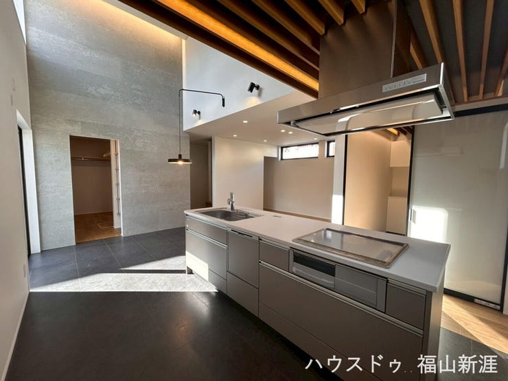 憧れのアイランドキッチン♪数人数での作業も可能!「回遊動線」が作られるため家事の効率もアップです♪