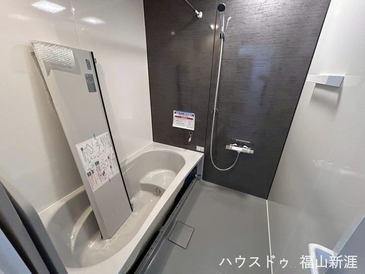 ベンチタイプの浴槽で半身浴も可能で、ゆったり一日の疲れを癒してくれます。