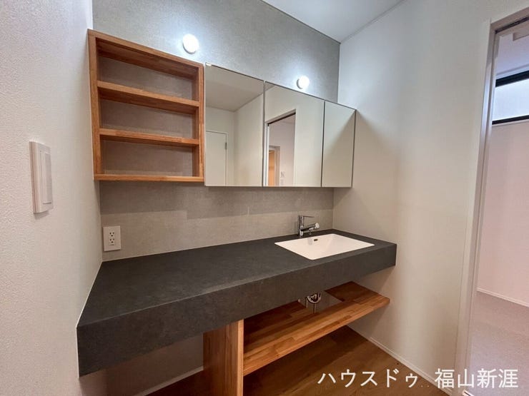 幅の広い洗面台です!
収納面もあり、置き場にも困りません!
あえて見せることで物をなくす心配もありません!