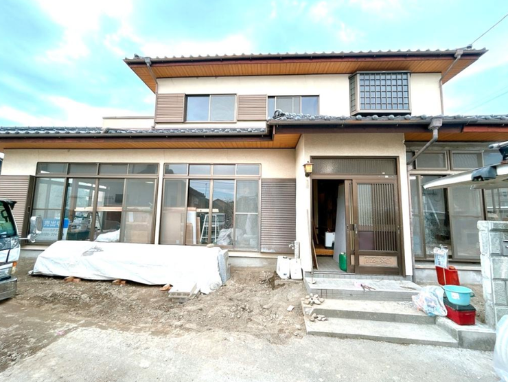 【外観】
現地外観写真です。外壁塗装を行います。
庭木撤去で駐車スペースに変更します。