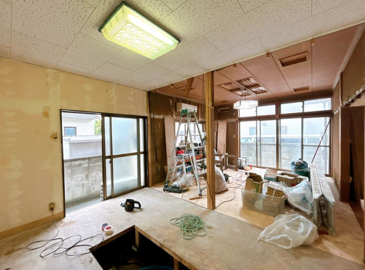 【リフォーム中】和室とキッチンスペースをつなげて約14帖のリビングを作ります。フローリング重貼、クロス張替え、建具交換、照明交換等を行います。