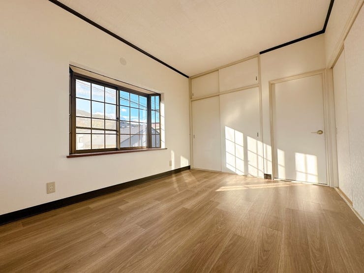 スーパーやコンビニなど生活利便施設が充実した立地です。