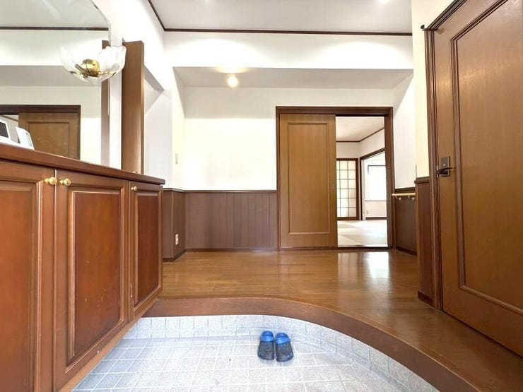 正面玄関は明るく開放感のあるシックな空間♪