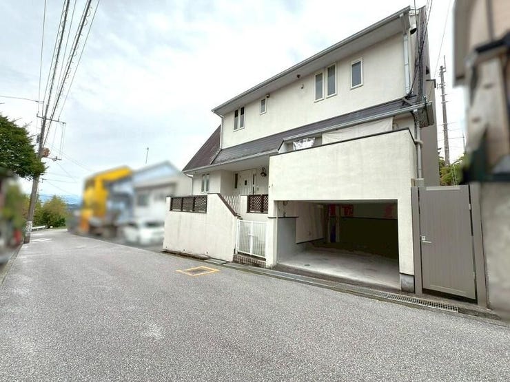 電動シャッター付きのガレージ付きです♪