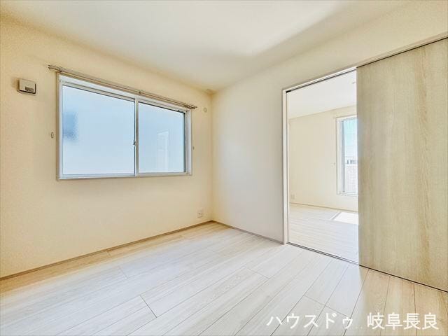 ≪5.2帖≫隣り合う洋室を開放すれば、広々とした空間になり、仕切れば個室としても活用できます。