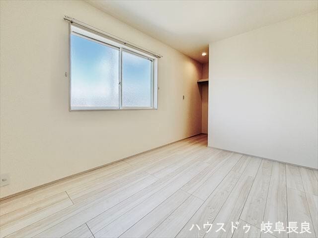 ≪6帖≫日差しが安定した北側の洋室は、集中したい作業にもぴったりの空間です。