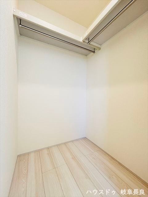 ≪6帖洋室≫季節ごとの入れ替え不要。頼もしいWIC。衣類だけでなく趣味のアイテムの収納にも◎