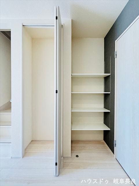 ≪キッチン横≫収納があり、ストック品などたくさん収納可能◎キッチンもすっきりとお使いいただけます