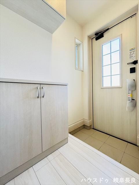 散らかりがちな玄関もすっきりの玄関収納付き。程よい床の高さで靴を履くときも楽です。