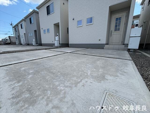 道路とフラットな駐車スペースで、車庫入れ時の段差の心配がありません。