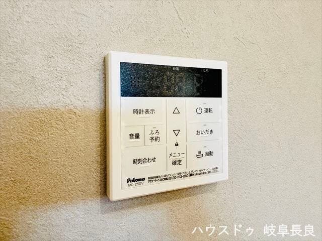 ≪給湯パネル≫家事の合間に手元で操作でき、効率的で快適なバスタイムをサポートします。