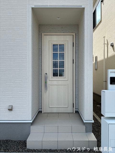 ≪外玄関≫スリット窓から明るい光がたっぷり入る玄関です。