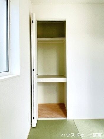 【4帖和室】
押入れ収納は奥行きがあるので、衣装ケースや突っ張り棒を使って空間を有効活用できます!