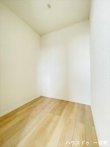 【7.5帖洋室】
洋室にはウォークインクローゼットがあり、荷物の多い方でも安心ですね♪季節ごとの入れ替えも不要です。