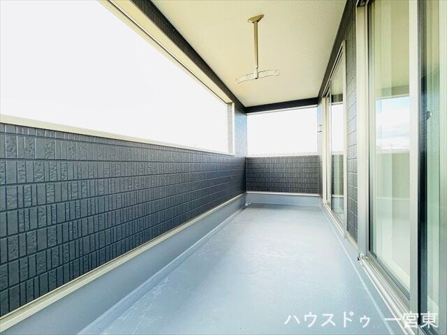 明るい日差したっぷり入り込む南向きバルコニーです♪こんな天気の良い日は気持ち良く洗濯物を干せますね!