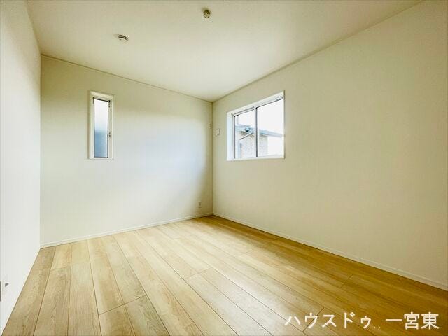 【6帖】
夏場でも涼しく過ごせる北側のお部屋。家具の日焼けや紫外線劣化の心配もありません。収納もしっかりあるので快適に過ごせます。