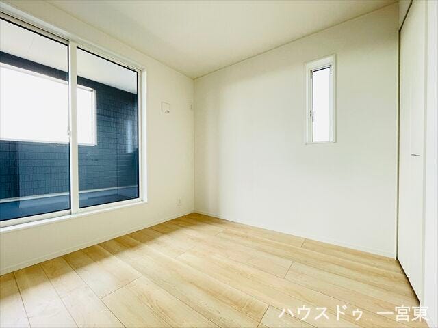 【5帖】
日当たり良好で、南向きの窓からたっぷり光が差し込みます。明るく風通しも良く、毎日を快適に過ごせる住まいです。