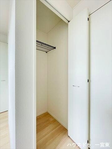 【5帖洋室】
各居室に大きめのクローゼットがついています。引き出しタイプの家具を入れれば、ハンガーにかけれない物もスッキリ収納できますね。