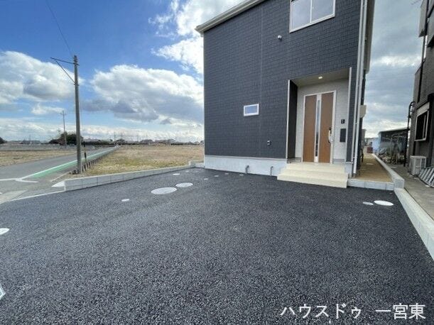 駐車スペースが十分に広く確保されているので、車の運転や駐車があまり得意でない方でも安心して停められ、日々の暮らしも快適です。