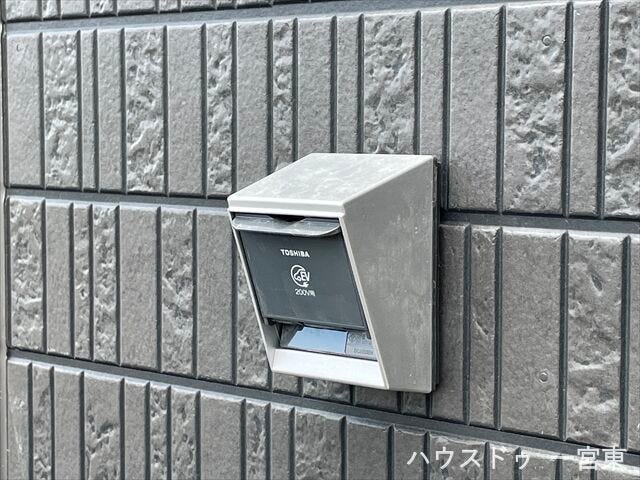 【EV車充電器】
EV車充電設備を完備しており、日々の充電もスムーズに行えます。環境にも配慮しつつ、快適で便利なカーライフをサポートします。